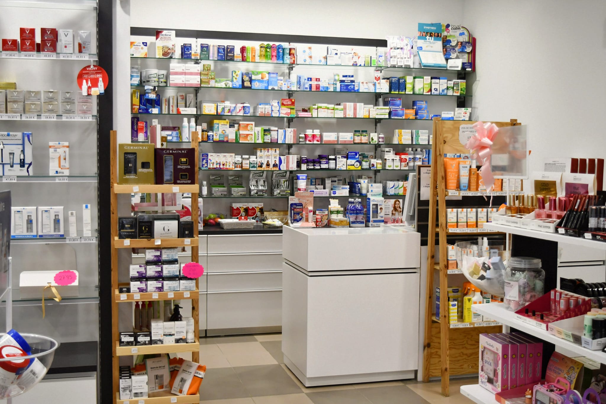 Farmac&eacute;utica con los brazos apoyados en el mostrator sonr&iacute;e